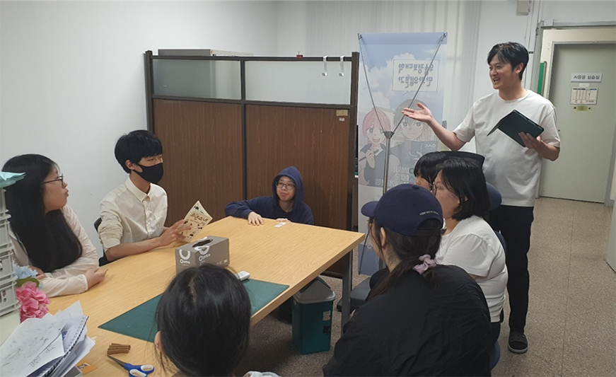 밤에도 불이 꺼지지 않는 교수실